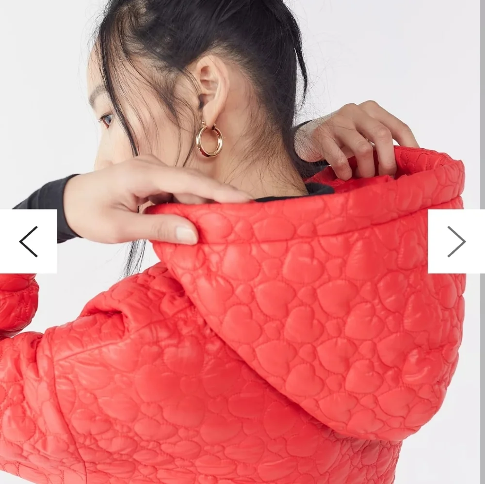NWOT Urban Outfitters Red Heart Pattern Cropped Puffer Jacket - Picture 3 of 8